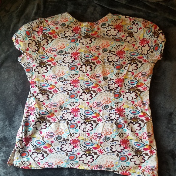 Small size printed, mixed famous-brand scrub tops - Picture 3 of 7
